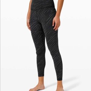 Lululemon tiger stripe pattern black grey size 2 25” perfect condition